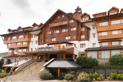 La imponente fachada del hotel ubicada en lo alto de la villa, con protagonismo de la madera