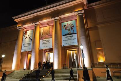 La imponente fachada del museo, mientras llegan los invitados.