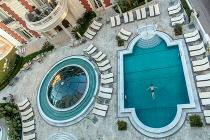 La imponente pileta rodeada de jardines de Four Seasons Buenos Aires