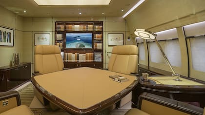 La imponente sala de reuniones montada en el interior del avión