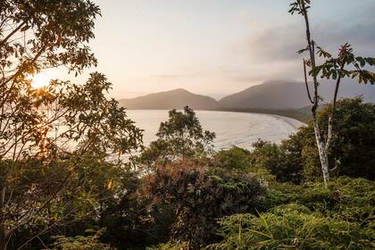 La imponente vista de la bahía desde la playa de Pisinguaba en Ubatuba.