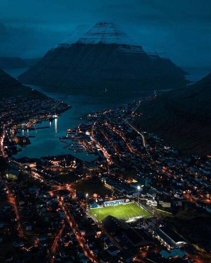 La imponente vista del estadio de Klaksvik; de fondo, el fiordo