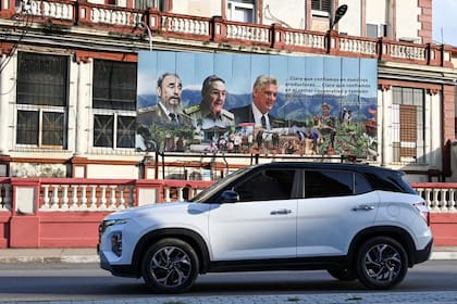 La importación de vehículos ha aumentado en Cuba desde que se flexibilizó en 2023, principalmente para empresas privadas, reflejando la creciente desigualdad en el país comunista.