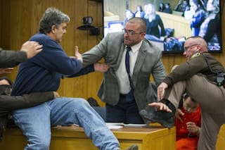 El padre de tres víctimas de Larry Nassar intentó agredirlo en pleno juicio