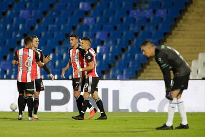 La impotencia del arquero Nelson Ibáñez contrasta con el festejo de los jugadores de River, que se floreó en Mendoza.