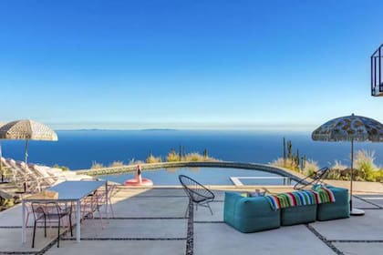 La impresionante casa en lo más alto de las montañas en Malibu, cuenta con esta maravillosa vista al Océano Pacífico