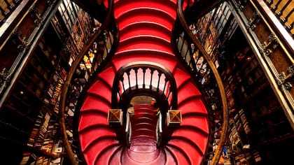 La impresionante escalera de Lello, en Oporto.