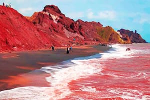 ¿Una playa de sangre? Todo sobre la isla que parece sacada de una película de terror