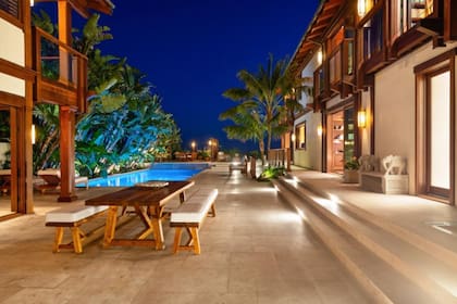 La impresionante propiedad tiene una pileta de agua salada con cascada y otra de agua dulce, dos saunas, una sala de vapor para tratamientos de belleza, cinco dormitorios y cuatro baños