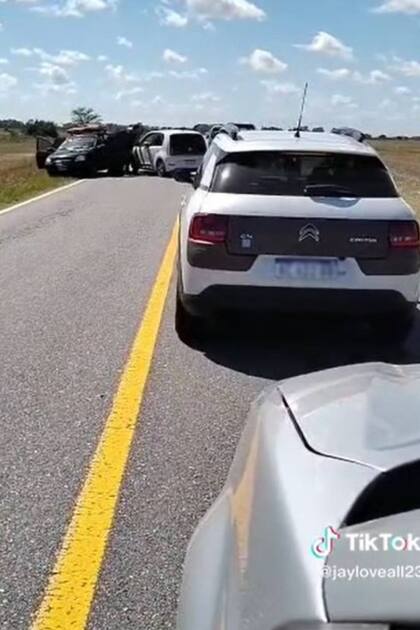 La imprudencia del conductor que salió de la fila fue grabada por otro automovilista que estaba en la cola y luego subida a TikTok