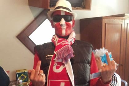 La impunidad de Bebote durante el Mundial de Brasil: como tenía prohibido ir a la cancha, se disfrazó de suizo y logró violar los controles.