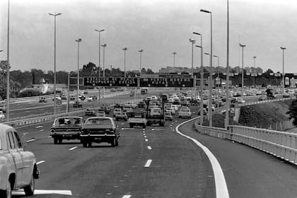 La inauguración de la Autopista 25 de Mayo en diciembre de 1980