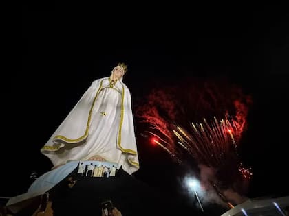 La inauguración de la estatua se llevó a cabo con una misa y números musicales