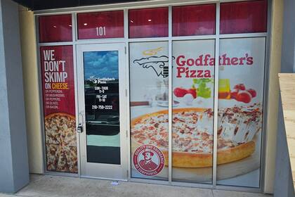 La inauguración de la tienda contó con la presencia de clientes ansiosos por su reapertura en la ciudad