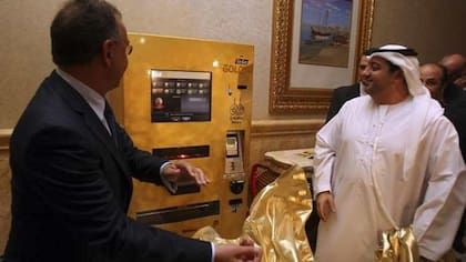 La inauguración del cajero que expide oro en Abu Dhabi, en 2010