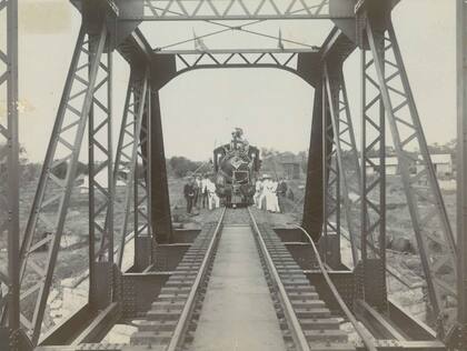 La inauguración del puente sobre el río Sabie, en 1912. Ahora el hotel-tren está detenido sobre él.