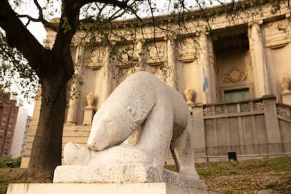 La inconclusa fuente del Oso Polar, cuyo modelo original en barro fue diseñado por Roberto Viola. Explanada del museo Caraffa.