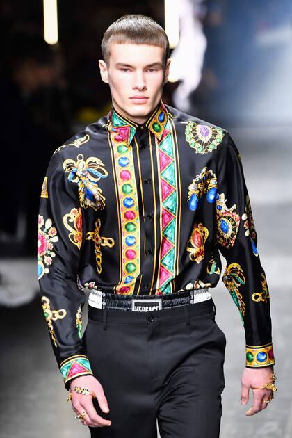 La inconfundible estampa Versace que siempre se reinventa