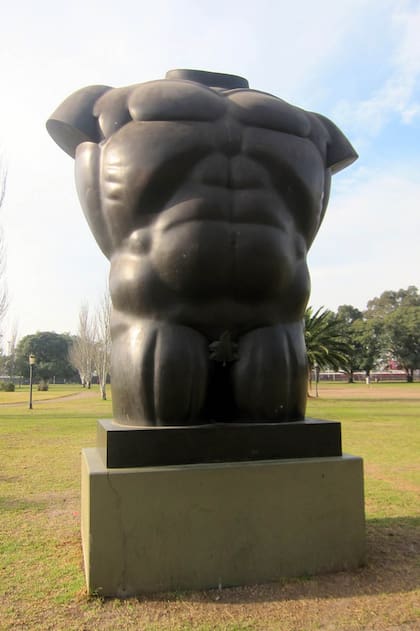 La incónica escultura de Botero en el Parque Thays porteño, en Avenida del Libertador 2048-2002