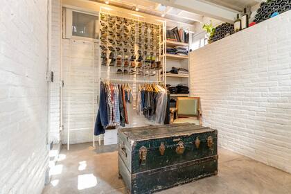 La incorporación de piezas vintage combinadas con otras hechas a mano por él mismo dan su tono ecléctico a la casa.