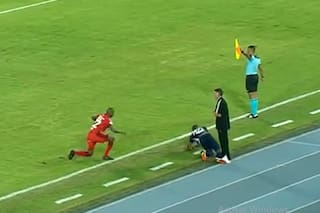 La lamentable reacción del DT de América de Cali contra un rival que estaba caído