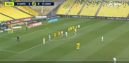 La increíble distancia desde la que Laurienté pateó el tiro libre. Crédito: Twitter