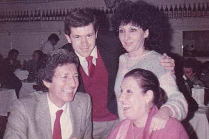 Tertulia para celebrar el suceso. De pie: Gustavo Siegrist y la cronista sentimental Betty Aráoz. Junto a ellos, el icónico conductor Oscar "Cholo" Lasalle y una productora