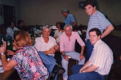 Diciembre de 1991: Horacio Larrosa, José de Zer, Julio Grassi y Gustavo Siegrist, en la cena de fin de año organizada por el staff del noticiero. 