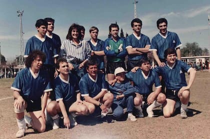 El equipo de fútbol de Nuevediario junto a su "madrina", Silvia Fernández Barrio, en un partido a beneficio en la localidad de Brandsen 