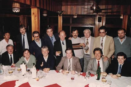 Juan Carlos Pérez Loizeau lideraba las cenas con los integrantes masculinos del programa; en la foto aparece (abajo a la izquierda) Fernando Niembro, columnista de Nuevediario durante un breve lapso