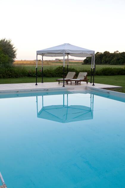 La increíble piscina con vista a la llanura.
