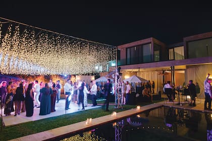 La increíble pista de baile con una lluvia de luces que montaron en el jardín de la casa, al lado de la pileta