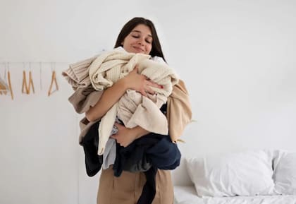 La indumentaria de mujer estuvo entre las más buscadas (Foto: Freepik)