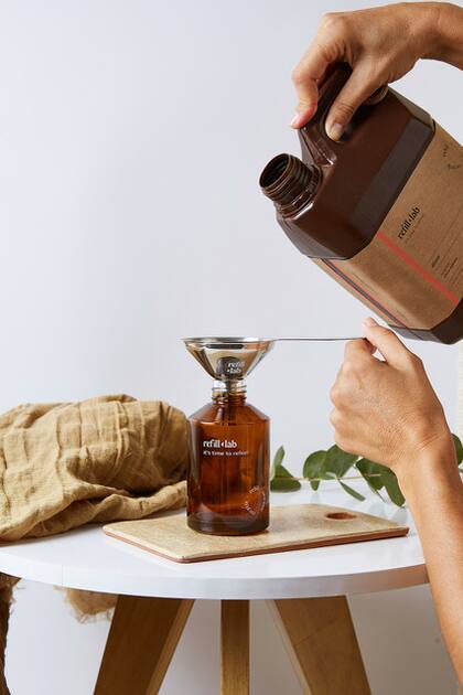 La industria cosmética es de las que más plástico produce. Mejor elegir envases reciclables como los de Refill.