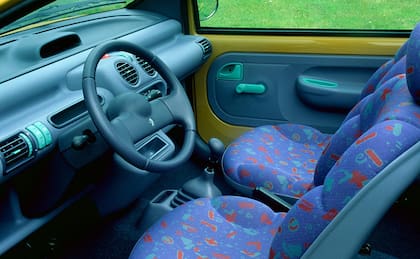La industria solía apostar más seguido por interiores coloridos, como en este caso del mítico Twingo