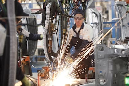 La industria y el comercio -los sectores de mayor peso en la economía- se proyectan con subas de 5,3% y 7,6%