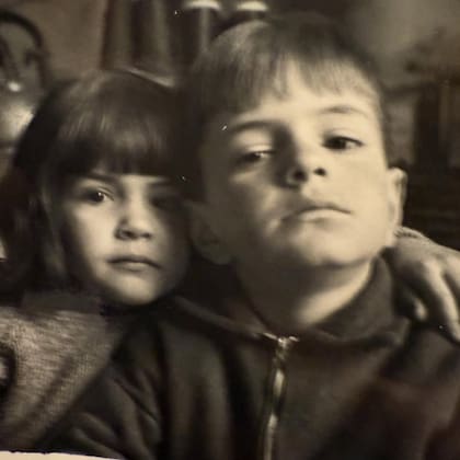 La infancia de los hermanos Elizabeth y Nunzio. El piloto, con 65 años, le llevaba dos años de edad a la conductora radial
