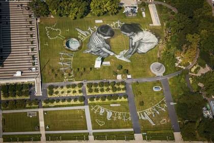 La infancia, el medio ambiente y la paz mundial son los mensajes constantes que transmite Saype en sus obras.