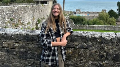 La infanta Sofía sigue los pasos de su hermana, la princesa Leonor, quien se recibió en ese internado