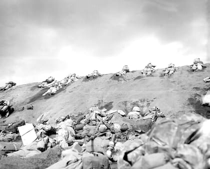 La infantería de marina norteamericana se defiende en las playas de Iwo-Jima, en febrero de 1945