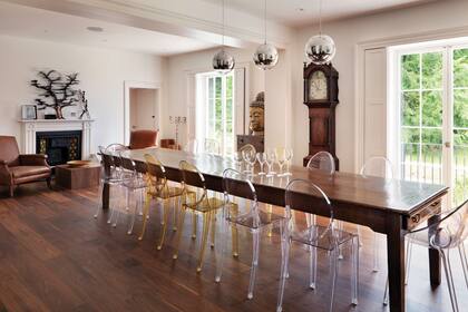 La infinita mesa de este clásico comedor se completó con más de una docena de sillas de acrílico transparente, en su mayoría del modelo VG creado por el reconocido diseñador francés Philippe Starck