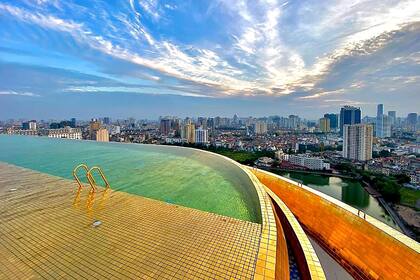 La infinity pool del hotel está recubierta con baldosas de oro, reflejando el sol de día y creando un resplandor único por la noche
