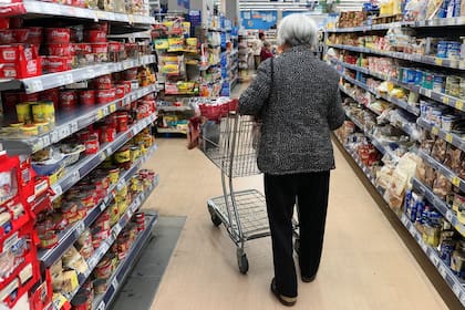 La inflación de los primeros siete meses del año fue del 17,3%; en el período, los haberes de quienes no cobran bonos subieron un 19,1%, mientras que el ingreso más bajo aumentó un 15%