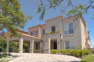 Se dispara más del 50% el costo de construir una casa en un country en dólares, ¿conviene comprar una ya hecha?