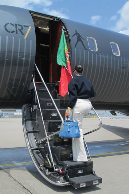 La influencer aborda el avión rumbo a Alemania, con la
bandera de Portugal.