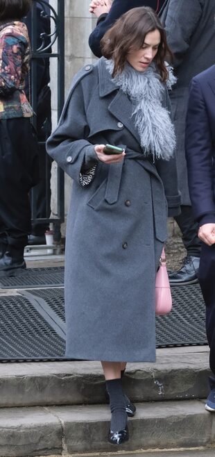 La influencer Alexa Chung con tapado y boa de piel.