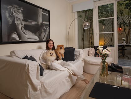 La influencer comparte su casa sólo con sus dos amores, los perros de raza pomeranian, Gucci y Dolce, cuyos nombres demuestran el gusto de Sofía por las marcas de lujo.