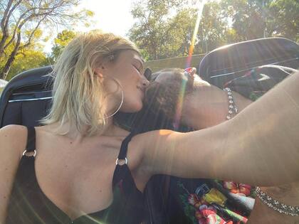 La influencer compartió una imagen de los dos a los besos en su auto