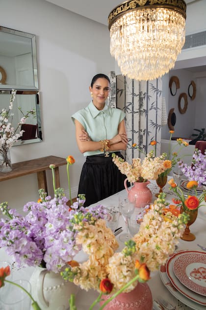 La influencer cuenta que se volvió fanática de las casas de remate y tiendas de antigüedades en Buenos Aires, donde adquirió sus mejores piezas de plata y la lámpara que engalana el comedor.