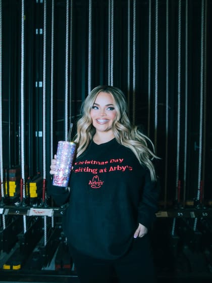 La influencer de 37 años buscará elevar a 25 años la edad mínima para trabajar en la industria del entretenimiento para adulto (Instagram/@trishapaytas)